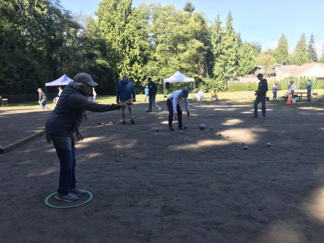 Pétanque player pointing